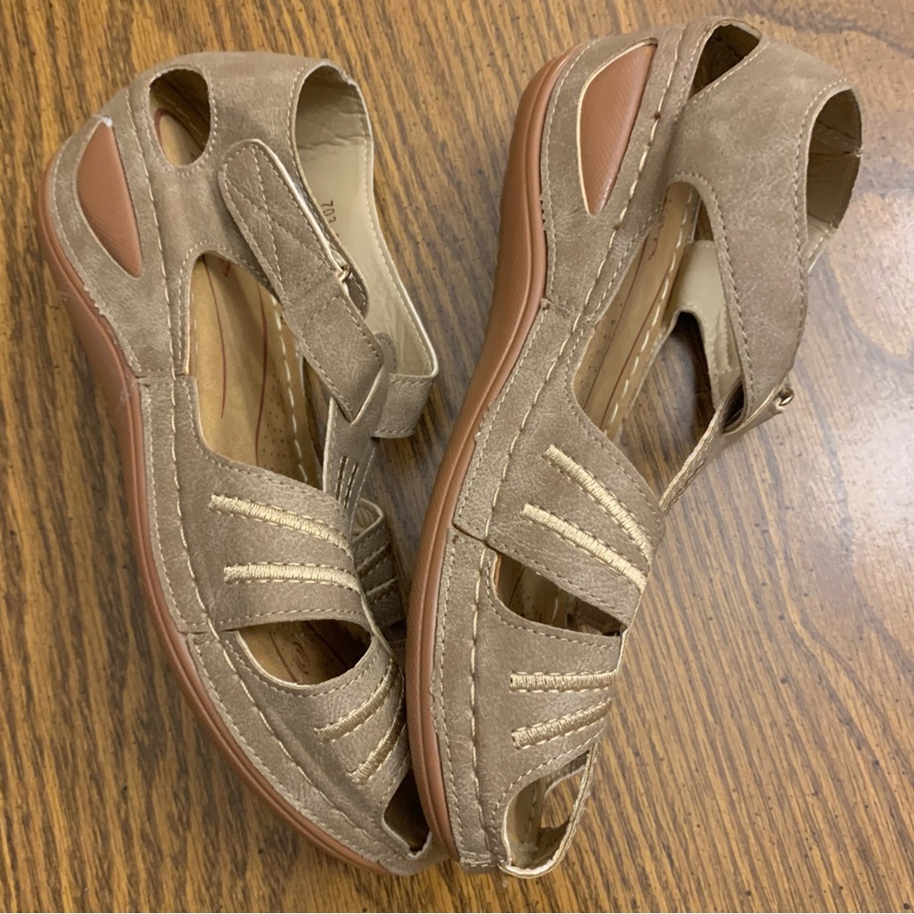 Lostis Tan Leather Sandals. Size 38 Euro - Picture 4 of 10